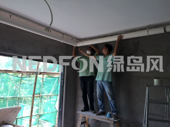 cq9电子施工人员正在安装管道